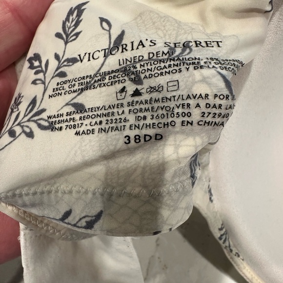 EUC Victoria's Secret Cream and Black Lace Bra Size-38DD - Picture 3 of 3